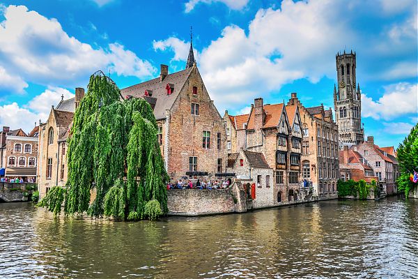Это трудно представить, но эти фламандские дома изначально строились на воде. И благодаря влагоотталкивающим способностям местного клинкерного кирпича фасады домов до сих пор сохранили привлекательный внешний вид