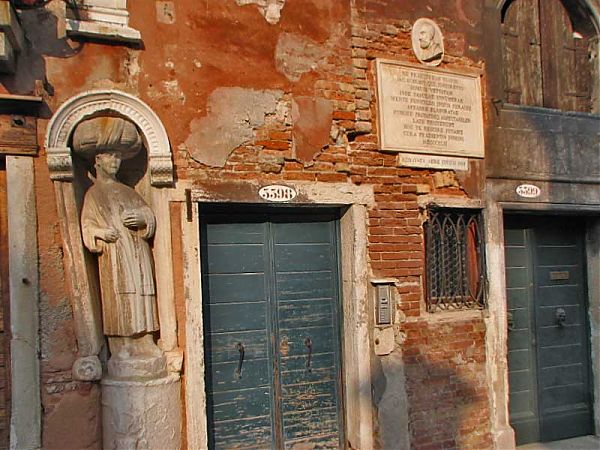 Fondamentadei Mori (район Cannaregio) - здание с мавром у входа - родовой дом Якопо Робусти. 