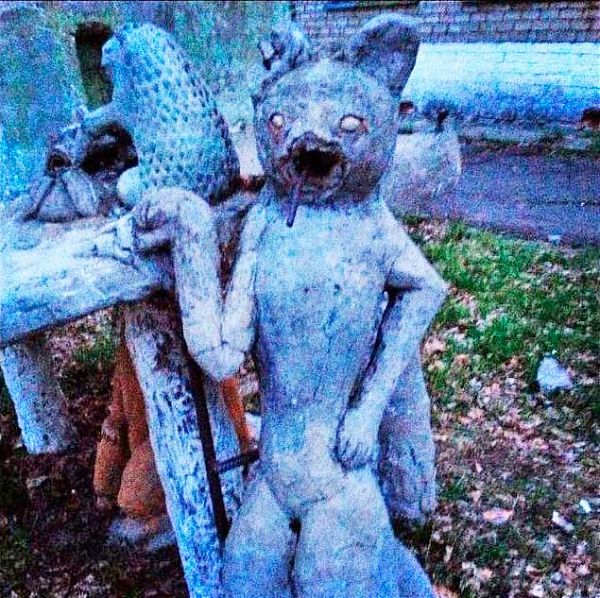 Бетонная скульптура на фото - неудачный и тяжелый вариант украшения.