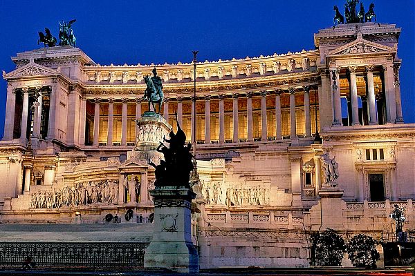 Дж. Саккони создал сооружение с разнообразными элементами, характерными для архитектуры Древнего Рима: колоннады, военные символы, статуи.