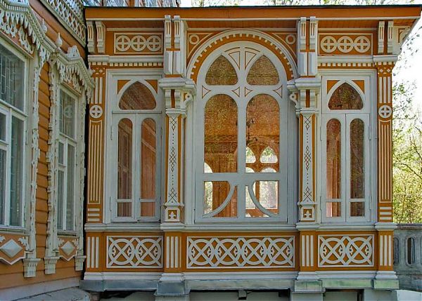 Плоская резьба, окрашенная в белый цвет, в прошлом была характерна для помещичьих усадеб, городских домов мещан и купцов.