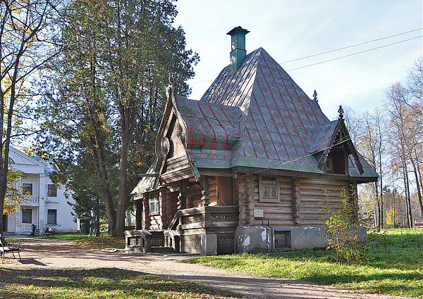 Теремок - "Баня" в Абрамцево с характерной плоскорельефной резьбой, украшающей деревянные высокие фронтоны.