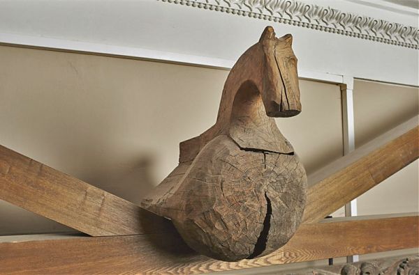 Таким скульптурным изображением украшали бревно, которое укладывали по коньку крыши, чтобы закрыть стык между скатами кровли