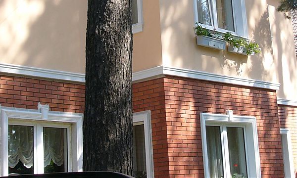 Фрагмент декорированного фасада с молдингом