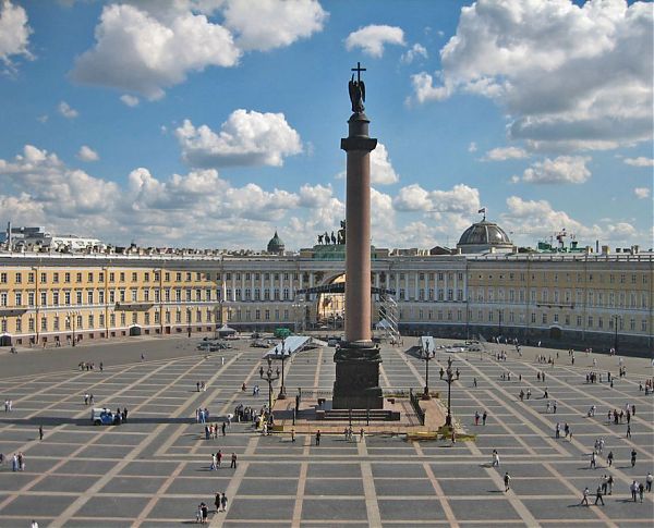 Александровская колонна. Колонна была создана по указу императора Николая I в память о победе Александра I над Наполеоном. 