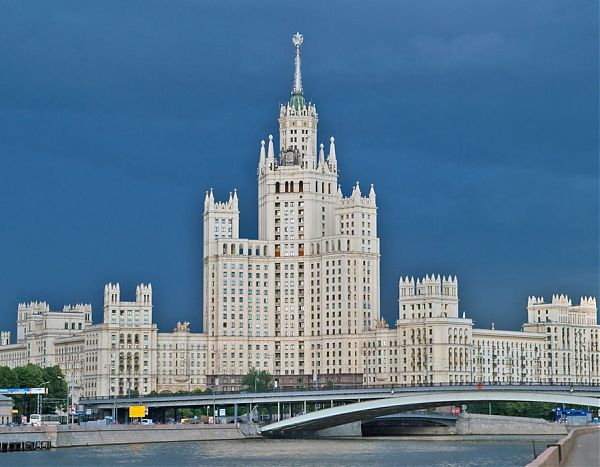 Жилой дом на Котельнической набережной. Арх-ры Чечулин, А. К. Ростковский. Курировал строительство Лаврентий Берия. 1937-1952 гг. Высота здания 176 м., 32 этажа.