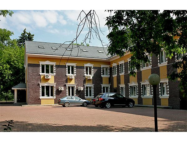 Административное здание с фасадом, отделанным клинкерными термопанелями.