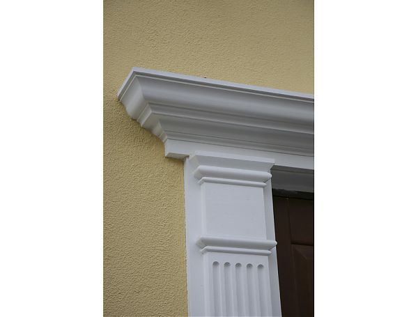 Фрагмент пилястры и сандрика входной двери особняка 