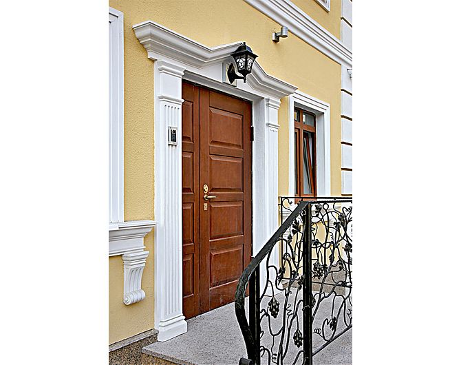 Декор входной двери особняка
