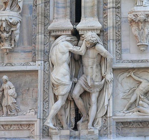 Скульптура на фасаде Миланского собора