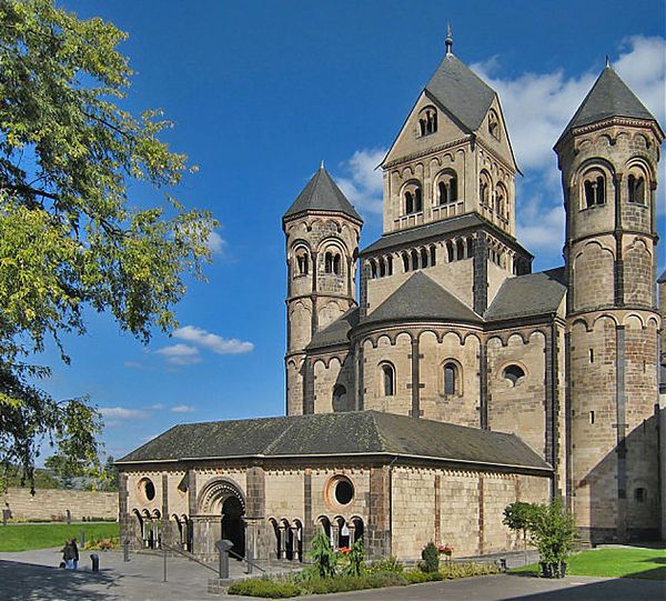 Аббатство Мария Лаах (Abtei Maria Laach) в романском стиле немецкий монастырь на юго-западном берегу Лаахского озера в горах Айфель. Монастырь заложил в 1093г. пфальцграф Генрих II фон Лаах Окончание строительства - 1216 год.