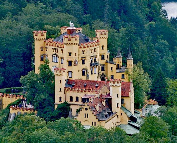 Замок Хоэншвангау (Hohenschwangau) около города Фюссен (Füssen) рядом с озером Альпзее (Alpsee) 1832 -1837 гг.