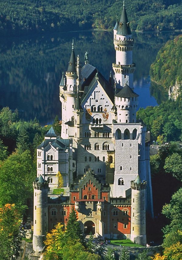 Замок Нойшванштайн (Schloß Neuschwanstein) недалеко от замка Хоэншвангау 1845–1886 гг.