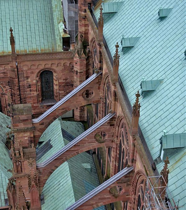 Аркбутаны Страсбургского собора (Cathédrale Notre-Dame – Собор Девы Марии. Не завершен. Начало строительства - в 1015 году, Северная башня (1439 г.) построена по проекту кельнского зодчего Иоганна Хюльца. Южная башня не достроена).