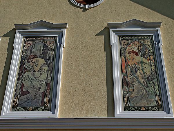 Цветные фрески особняка в Тюмени.