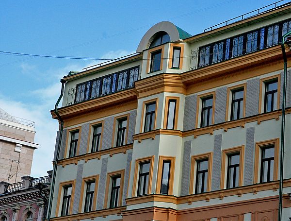 Декор - фасадная лепнина дома на Старом Арбате в условиях плотной исторической застройки.