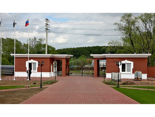 Вход на  на территорию усадьбы в стиле итальянского палаццо