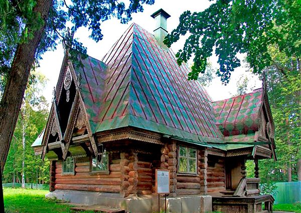Баня – теремок в Абрамцево – одно из немногих сохранившихся зданий архитектора И. Ропета.