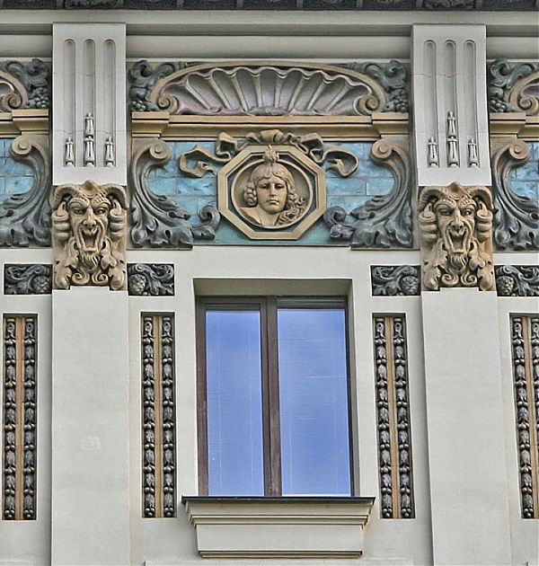 Архитектура окна в эклектическом стиле.