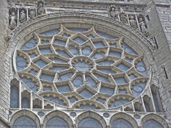 Архитектурное окно-роза с радиальной сетью собора в Шатре (Cathedrale Notre-Dame de Chartres).