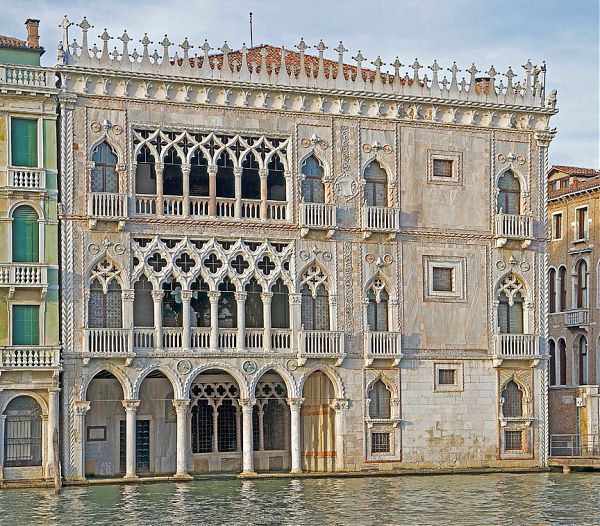 Стрельчатая архитектура окон Венеции.