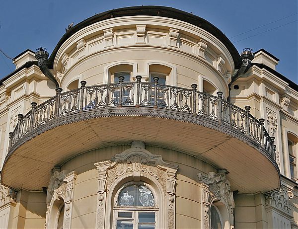 Барочное оформление окон в историческом здании Астрахани.