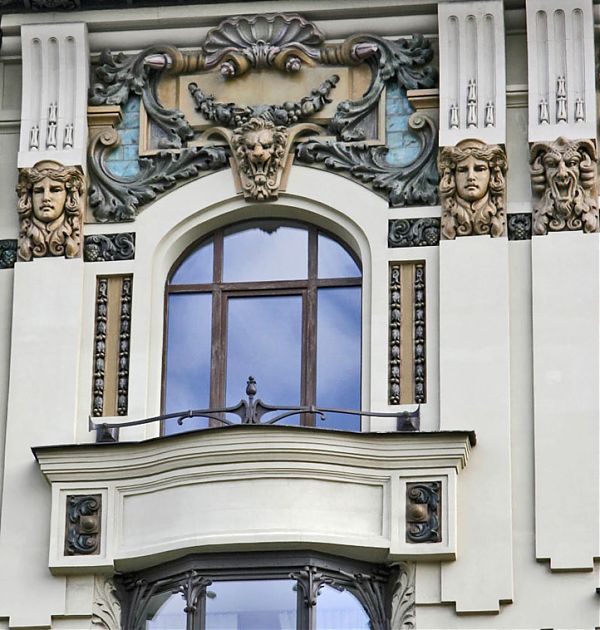 Маска льва на замковом камне, венчающем обрамление окна в эклектическом стиле. Санкт-Петербург.