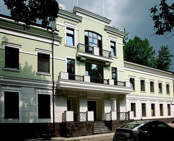 Балконы являются акцентом в декоре дома.