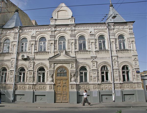 Декоративный фронтон вытягивает здание по вертикали, делает его легче, стройнее, становится его примечательным признаком.