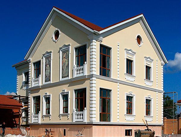 Классический фронтон современного дома.