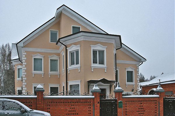 Полиуретановый декор украшает фасад особняка в г. Тюмень.