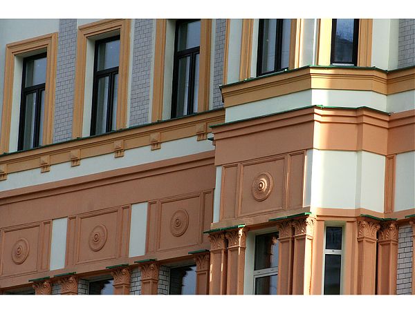 Розетки на фасаде дома