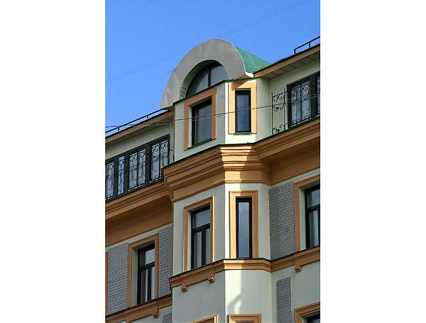 Молдинги и карнизы на фасаде дома
