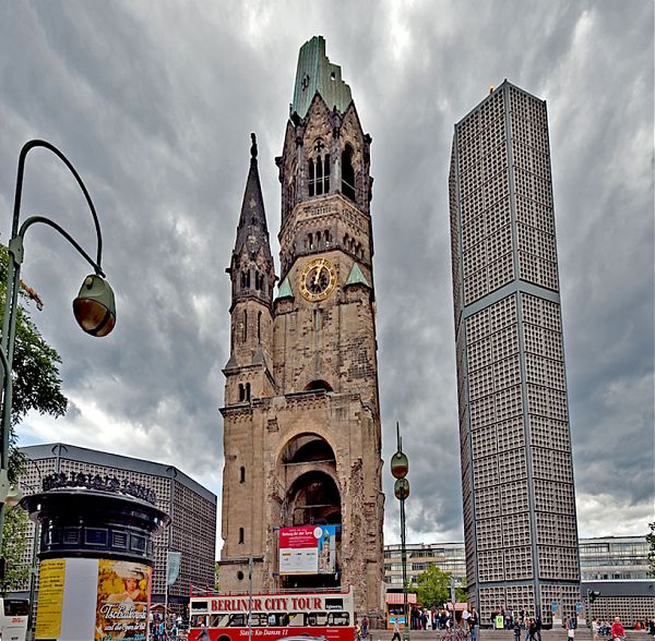 Центральный портал и две башни – единственное, что осталось от некогда монументального храма Гедехтнискирхе, яркого образца неоготики и немецкого романтизма в архитектуре.