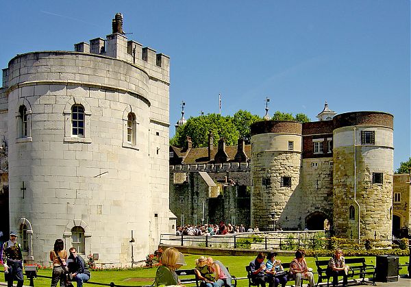 Круглые башни Тауэра, являющиеся частью внутренней крепостной стены, дополнены арочными окнами и тонкими карнизами простой формы.