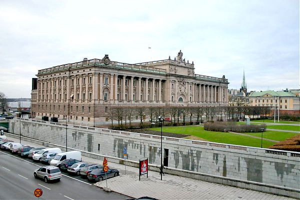 Центральный фасад здания парламента Швеции, украшенный внушительной колоннадой и массивными арками, увенчан несколькими скульптурными композициями.