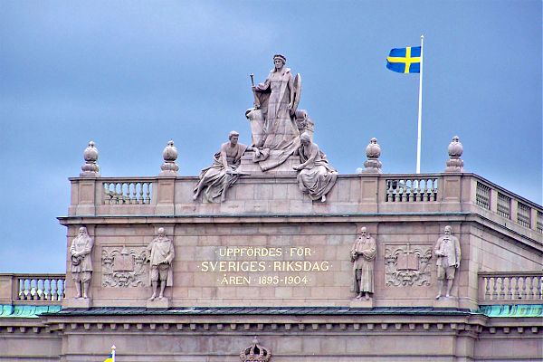 Скульптурная композиция на крыше здания Риксдага, изображающая Мать Свею в окружении собирательных образов шведского народа, а также четырех аллегорических образов, олицетворяющих духовенство, науку, ремесла и право.