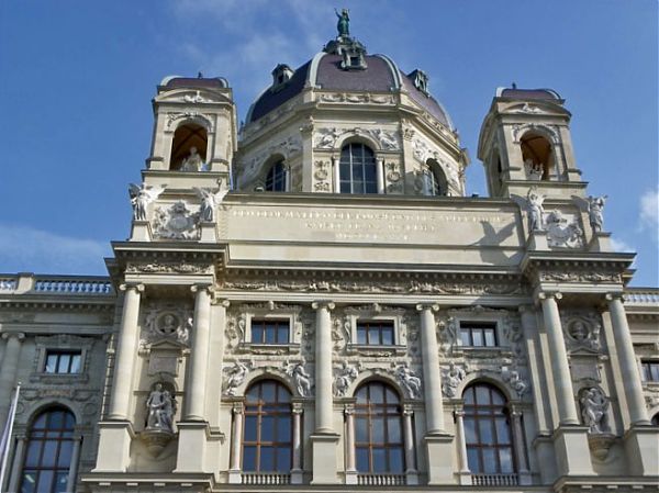 Центральный павильон Музея естествознания в Вене увенчан восьмигранным куполом и двумя декоративными башнями, дополненными четырехгранными куполами и статуями австрийских монархов, собравших коллекцию экспонатов.
