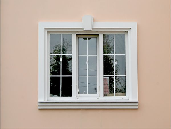 Обрамление трехстворчатого окна из полиуретана. фасадный декор, арки, молдинги