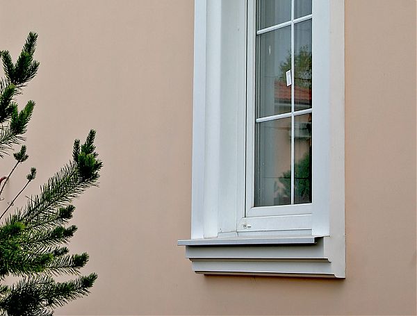 Молдинг в обрамлении окна, Фасадный декор из полиуретана, молдинги