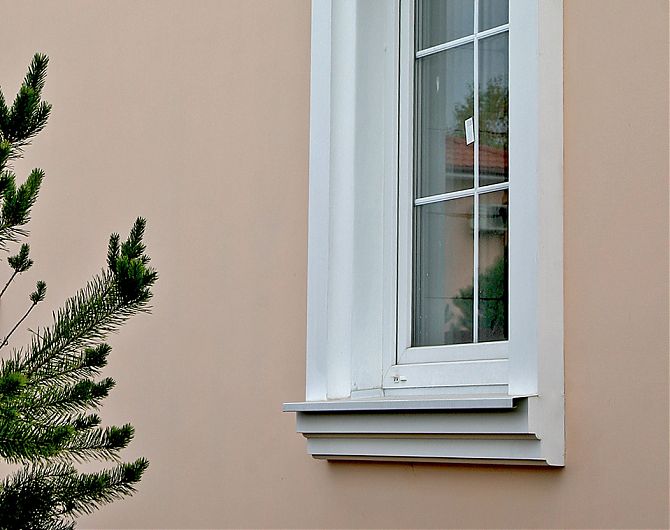 Молдинг в обрамлении окна, Фасадный декор из полиуретана, молдинги