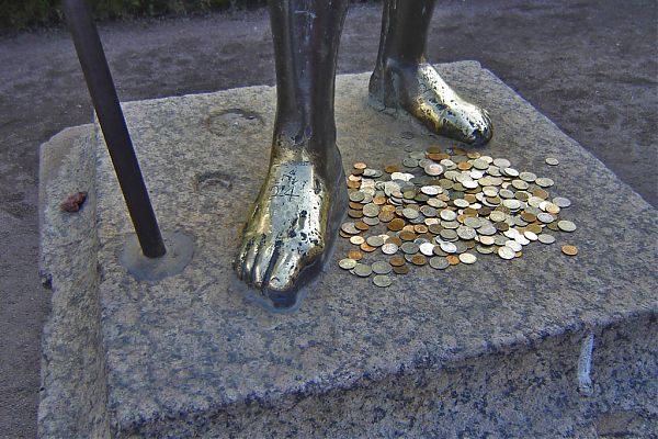 Загадка Петергофа: если на ноги Нептуна положить монеты, можно рассчитывать на удачу.