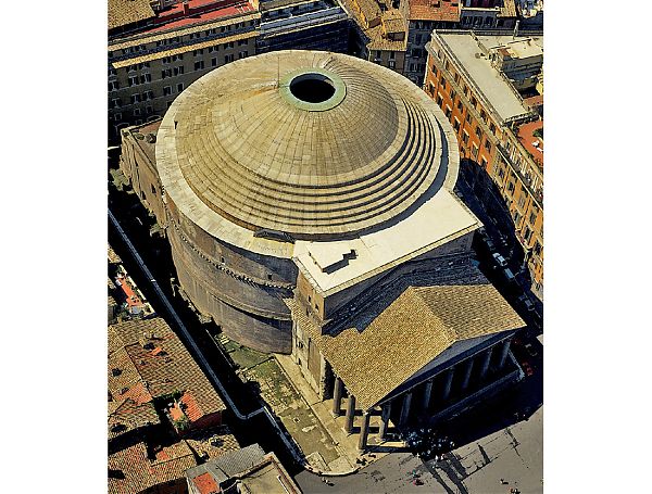 Вид на римский Пантеон сверху.
