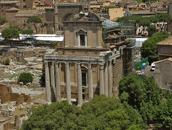 Храм Антонина и Фаустины на Римском Форуме (141 г. до н.э.).