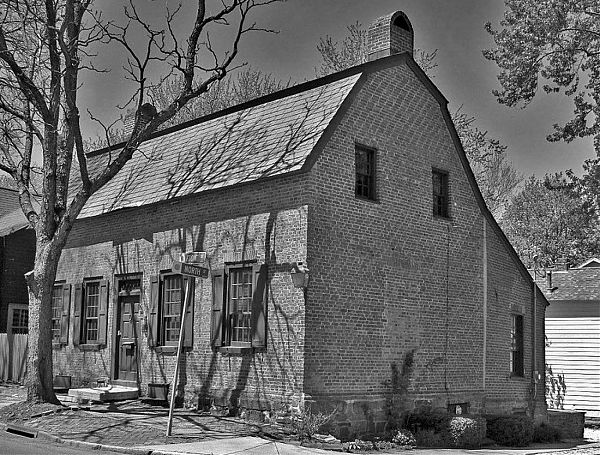 Старинный дом в колониальном стиле Dutch Colonial.