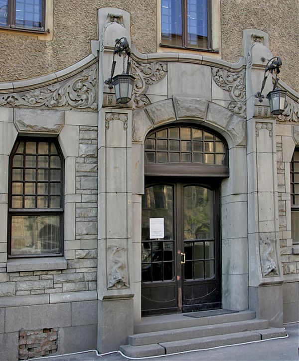 Оформление портала поддерживает барочный стиль фасада дома.