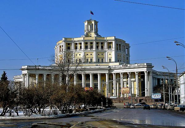 Центральный театр Советской Армии (1934-1940 гг.) в стиле советского классицизма имеет портик и колоннаду. г. Москва.