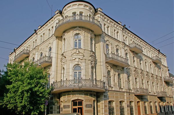 Элементы декорирования фасада здания демонстрируют мотивы барочного стиля.