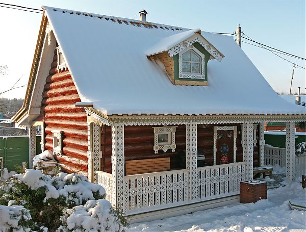 Ажурная отделка люкарны из деревокомпозита.