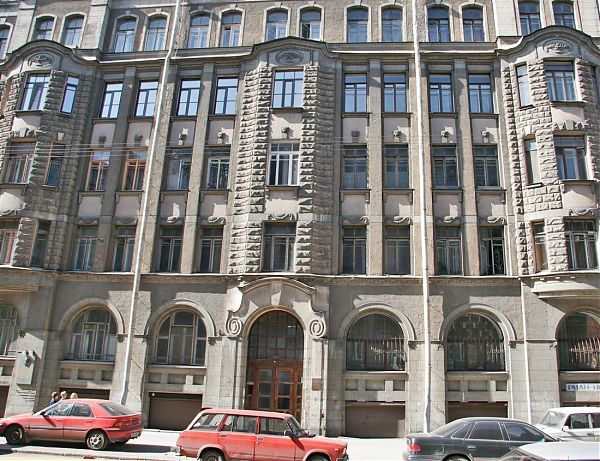 Архитектурный вход в здание в барочном стиле отделан как портал.